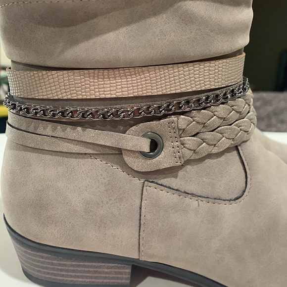 Girls Ankle Boots size 3, like new, never worn - Picture 2 of 3